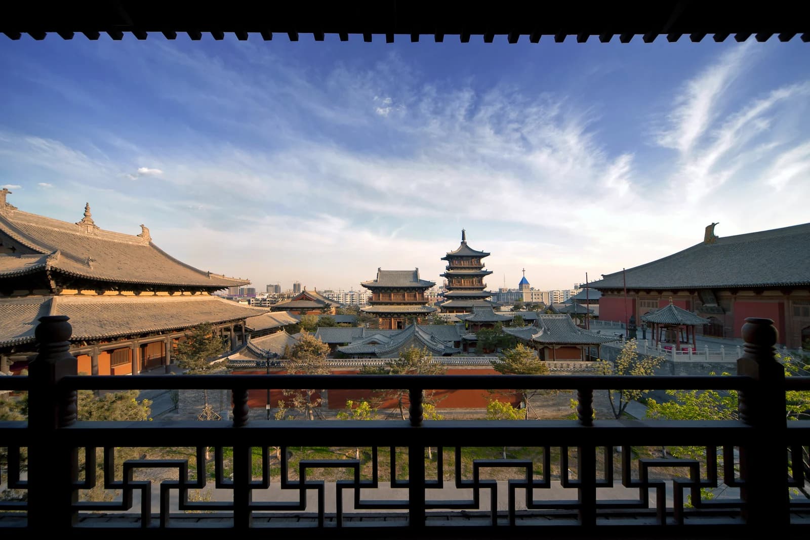 The long timber roofline and red walls of Huayan Temple in Datong