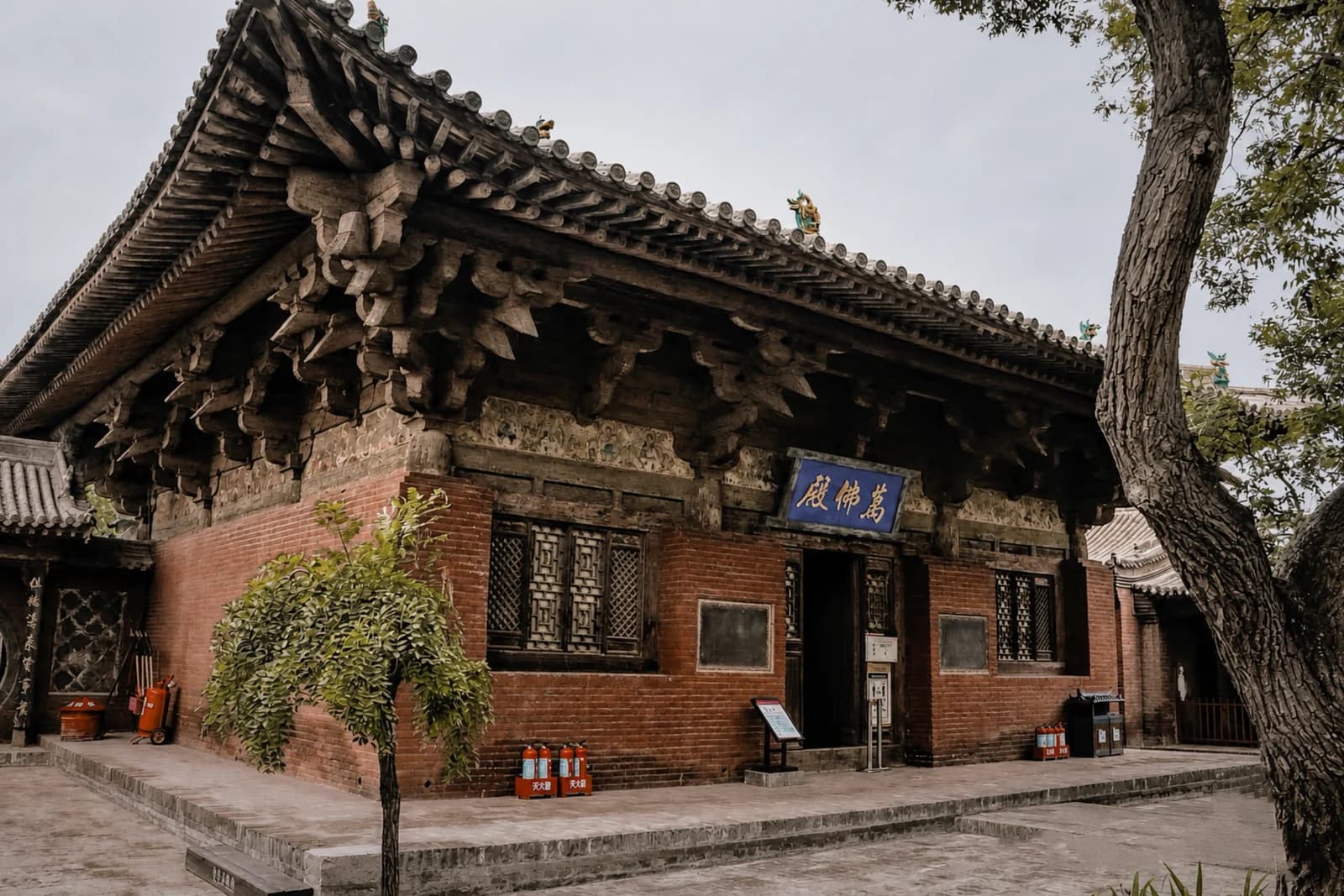 Zhenguo Temple Ten-Thousand-Buddha Hall, Five Dynasties timber structure beneath its deep overhanging eaves