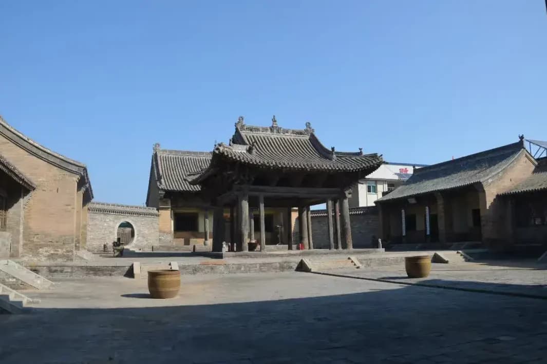 灵石后土庙 (Lingshi Houtu Temple), with its open offering hall standing at the centre of the courtyard